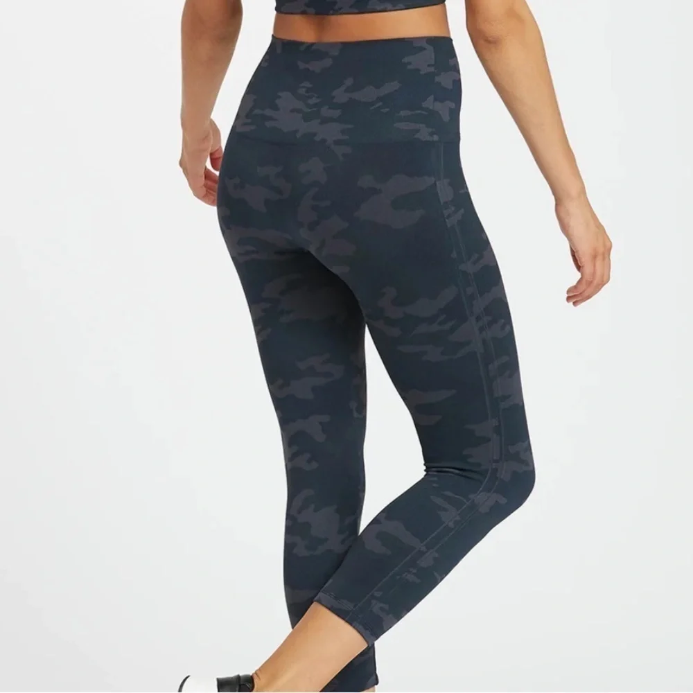 Spanx Look At Me Now Seamless Capri Leggings Camo